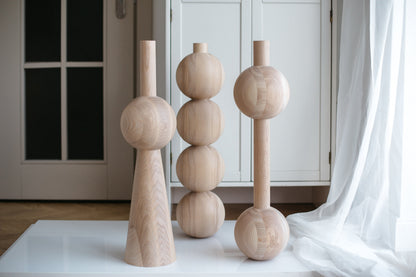 Konisches Holzmöbelfußteil mit Kugeldetail – Drechseldesign, H670 mm