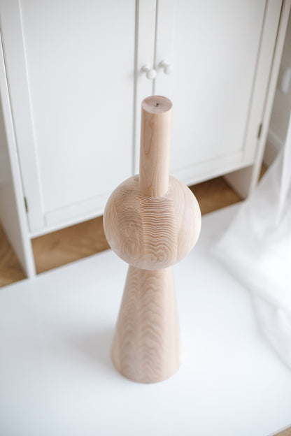 Konisches Holzmöbelfußteil mit Kugeldetail – Drechseldesign, H670 mm