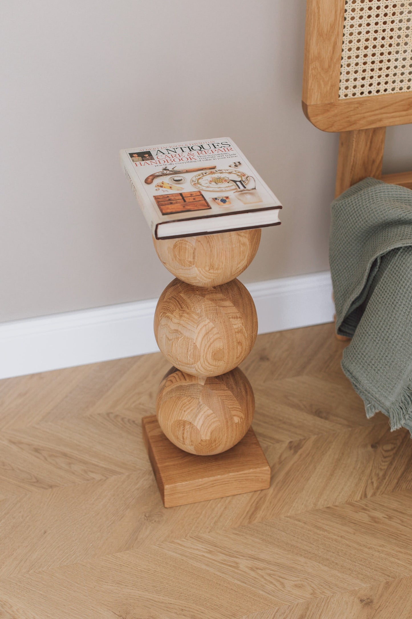 Eleganter Nachttisch aus Holz mit zentralem Kugelakzent – Handgefertigtes Design, H495 mm