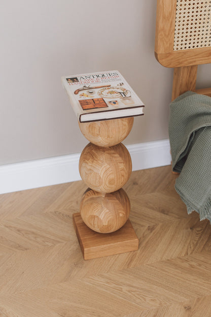 Eleganter Nachttisch aus Holz mit zentralem Kugelakzent – Handgefertigtes Design, H495 mm