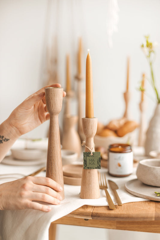 Set mit 2 handgedrechselten Kerzenständern aus Holz – Klassisches Eichendesign