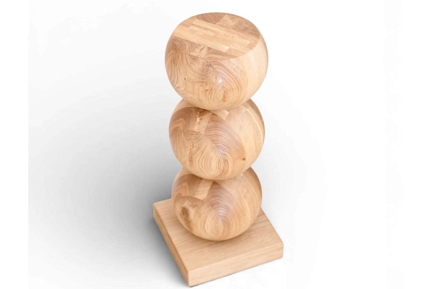 Eleganter Nachttisch aus Holz mit zentraler Kugelverzierung – Handgefertigtes Design, H580 mm