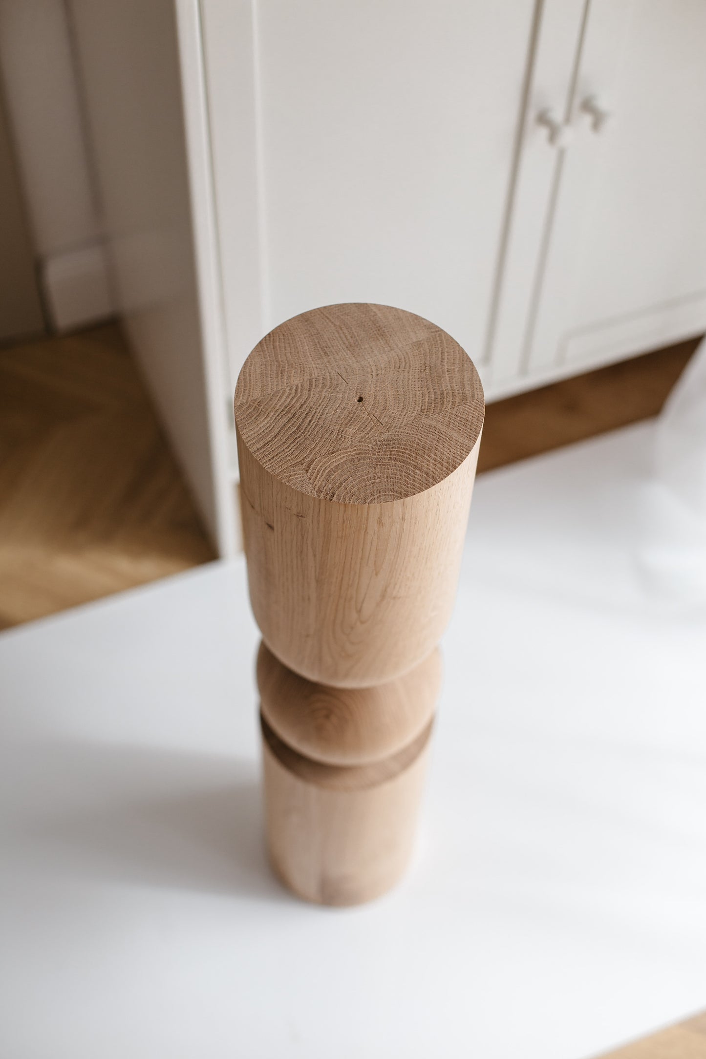Holztisch- & Bartischbein mit Kugelfuß – Handgefertigtes Design, H690 mm