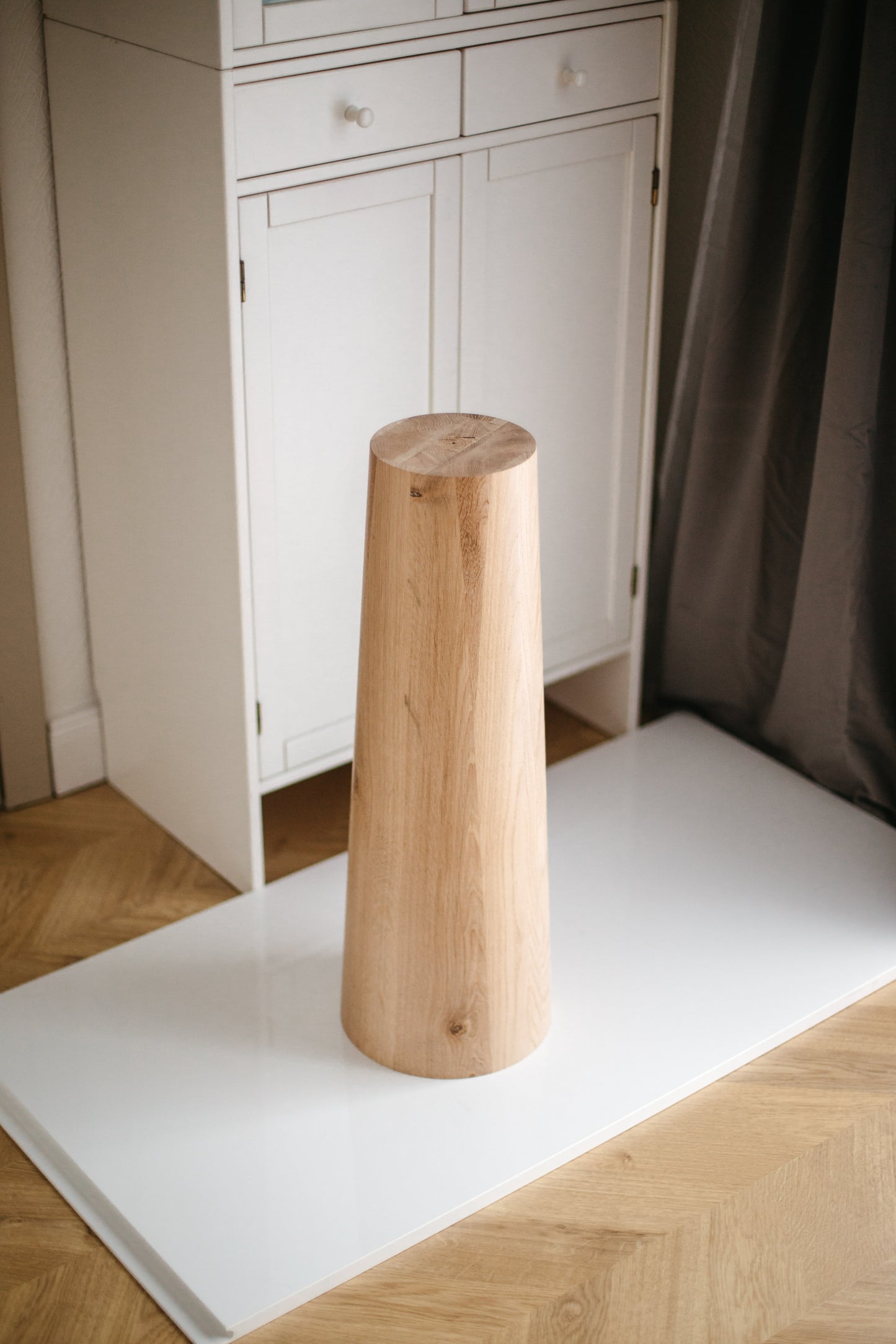 Konisches Esstischbein aus Holz – Drechselgestell, H700 mm