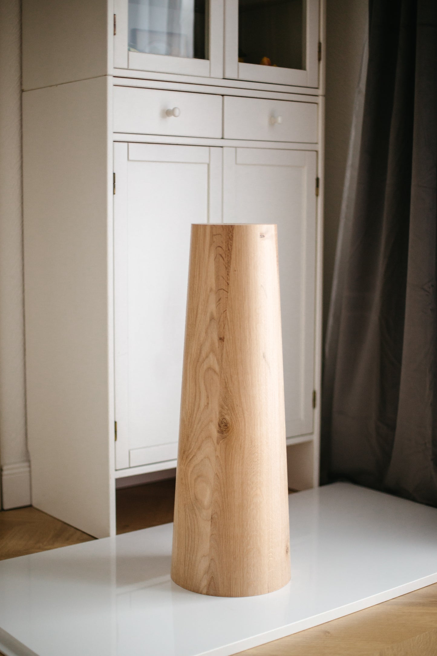 Konisches Esstischbein aus Holz – Drechselgestell, H700 mm