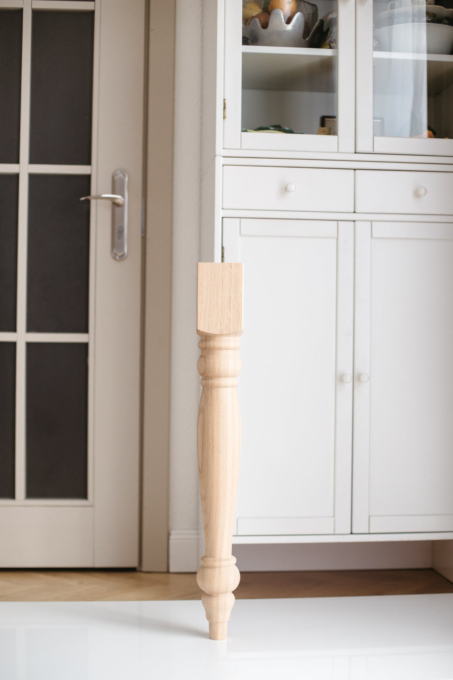 Klassisches Holzmöbelfuß – Gedrechselter Tischbein, H740 mm