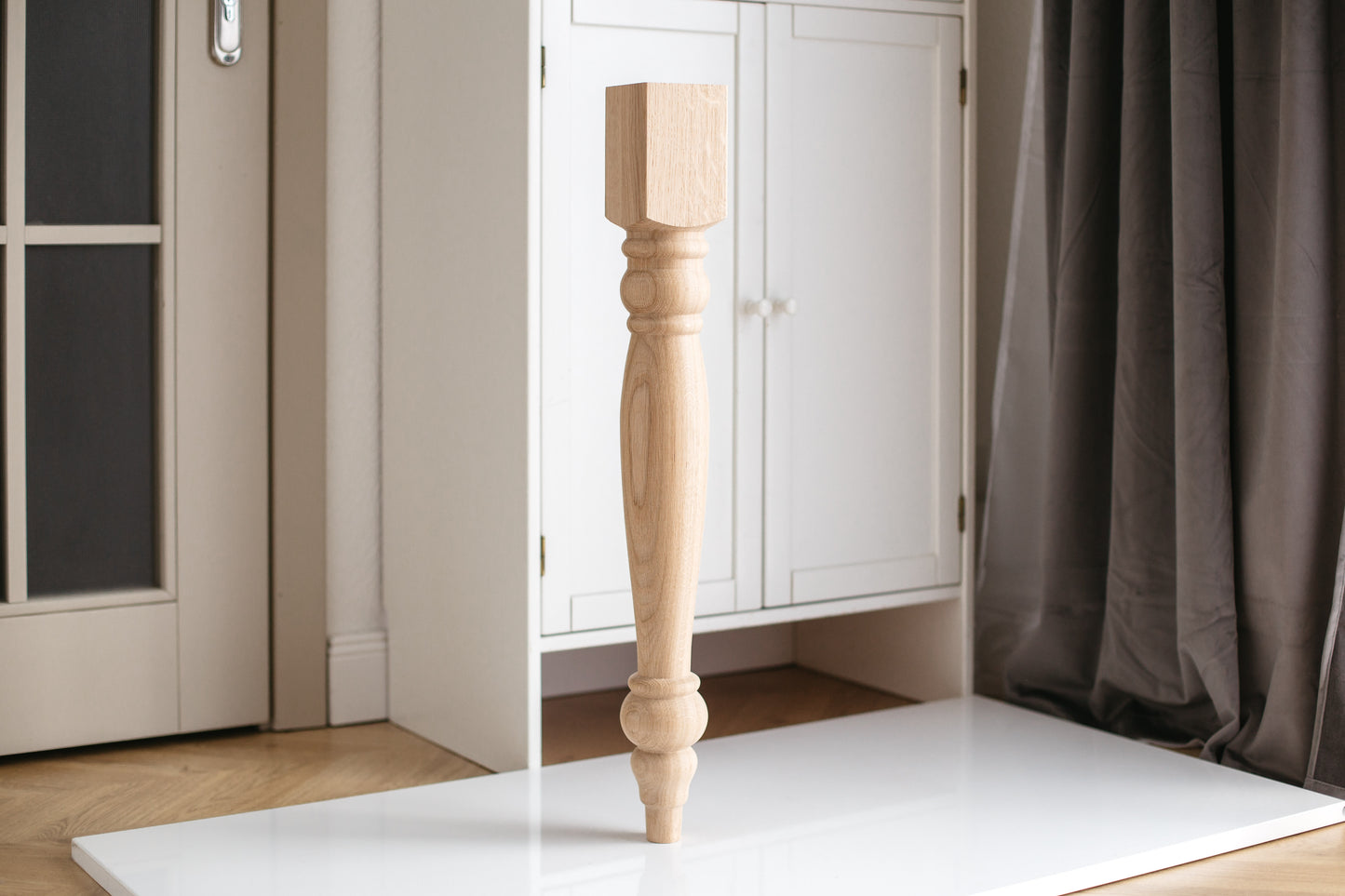 Klassisches Holzmöbelfuß – Gedrechselter Tischbein, H740 mm