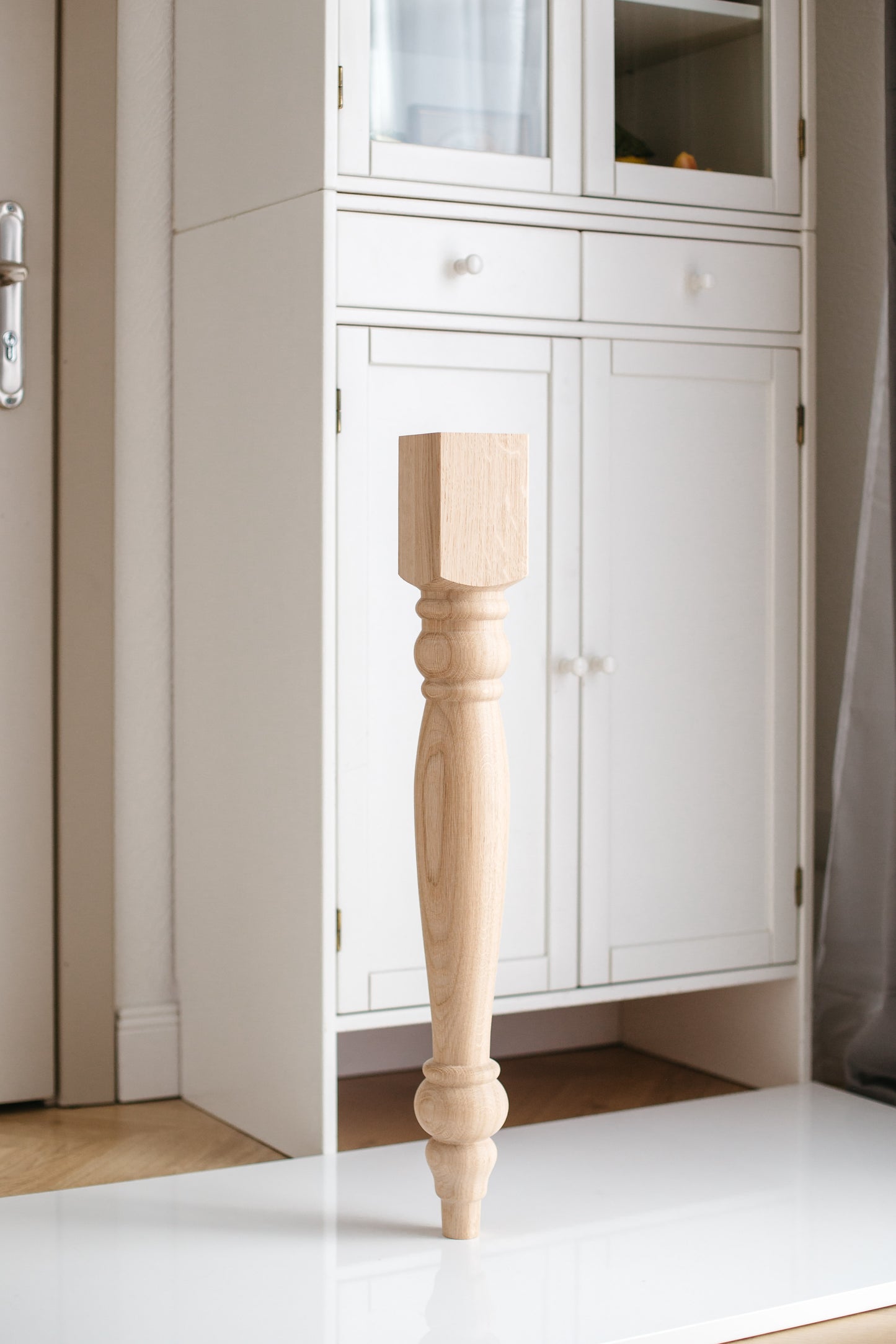 Klassisches Holzmöbelfuß – Gedrechselter Tischbein, H740 mm