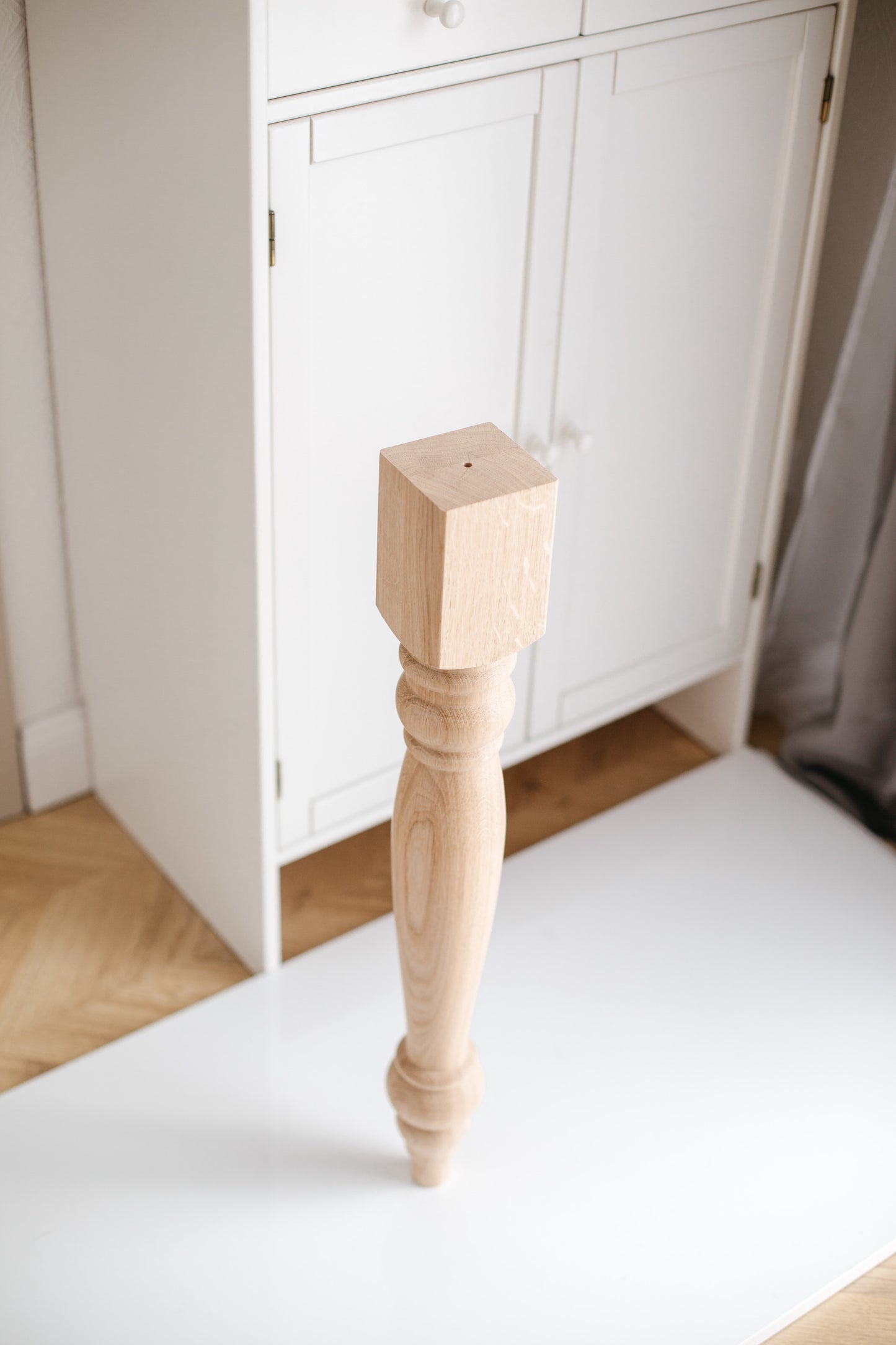 Klassisches Holzmöbelfuß – Gedrechselter Tischbein, H740 mm