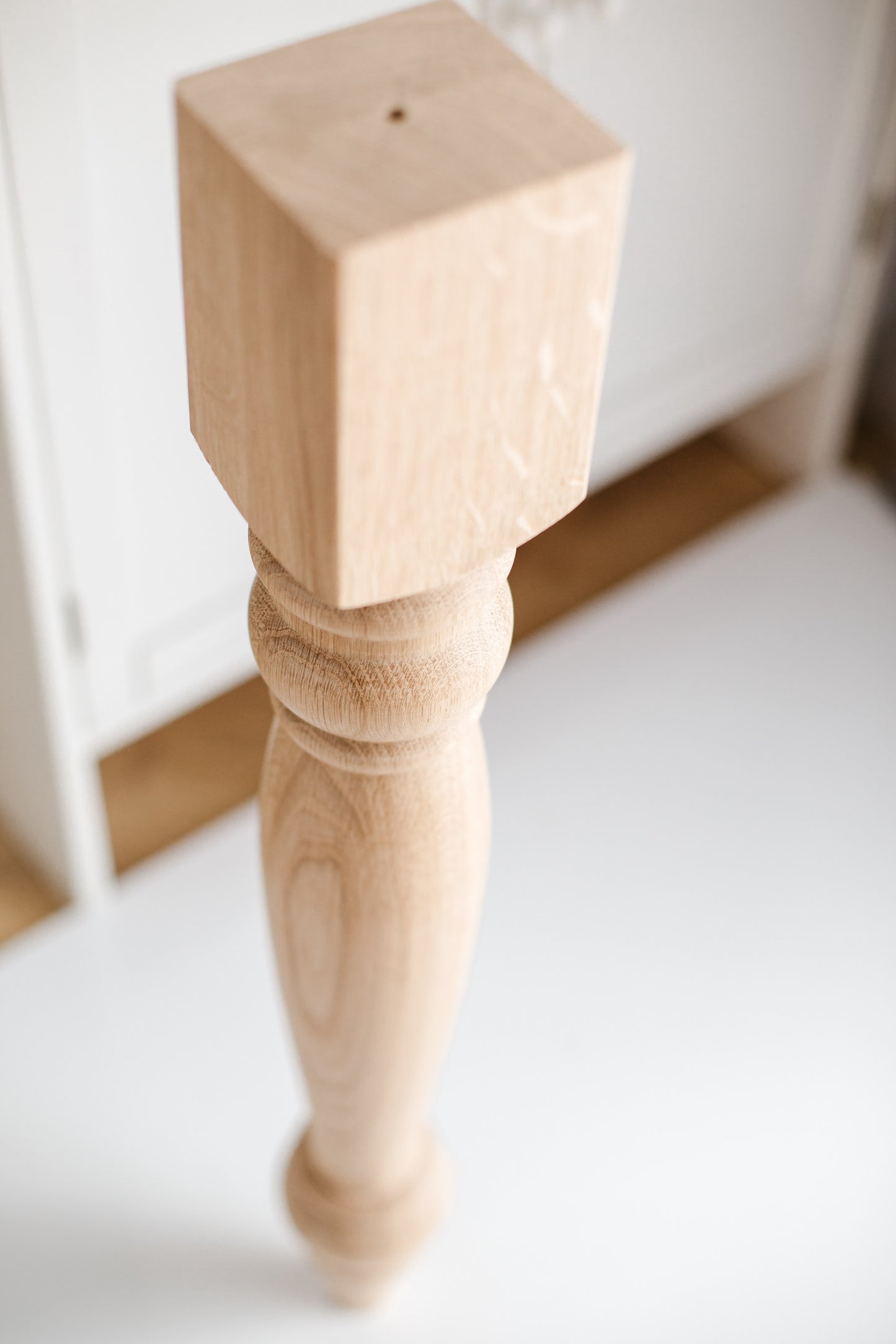 Klassisches Holzmöbelfuß – Gedrechselter Tischbein, H740 mm
