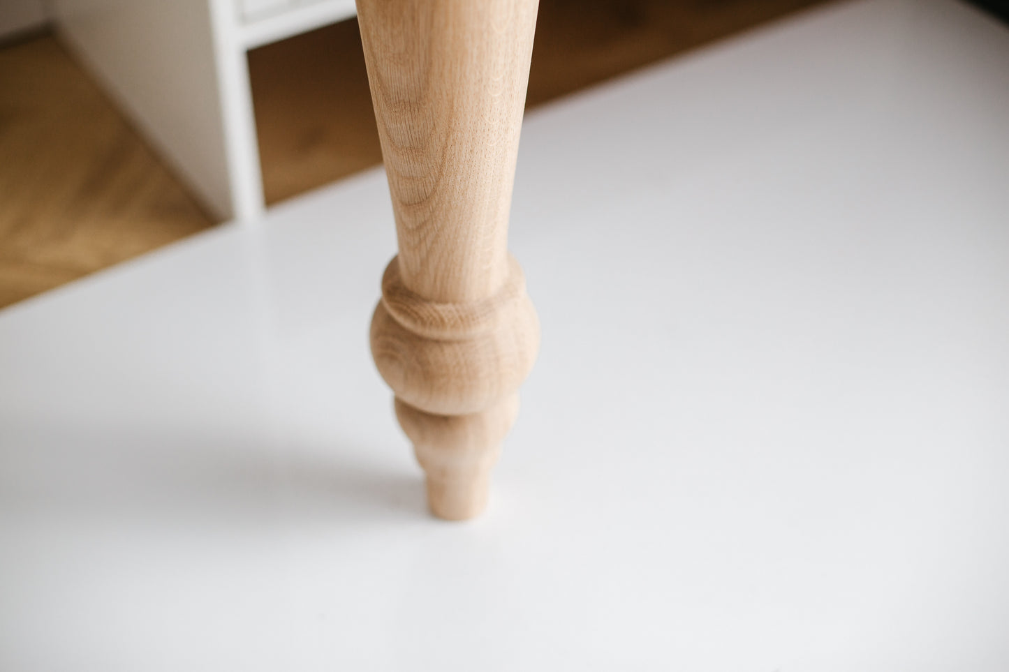 Klassisches Holzmöbelfuß – Gedrechselter Tischbein, H740 mm