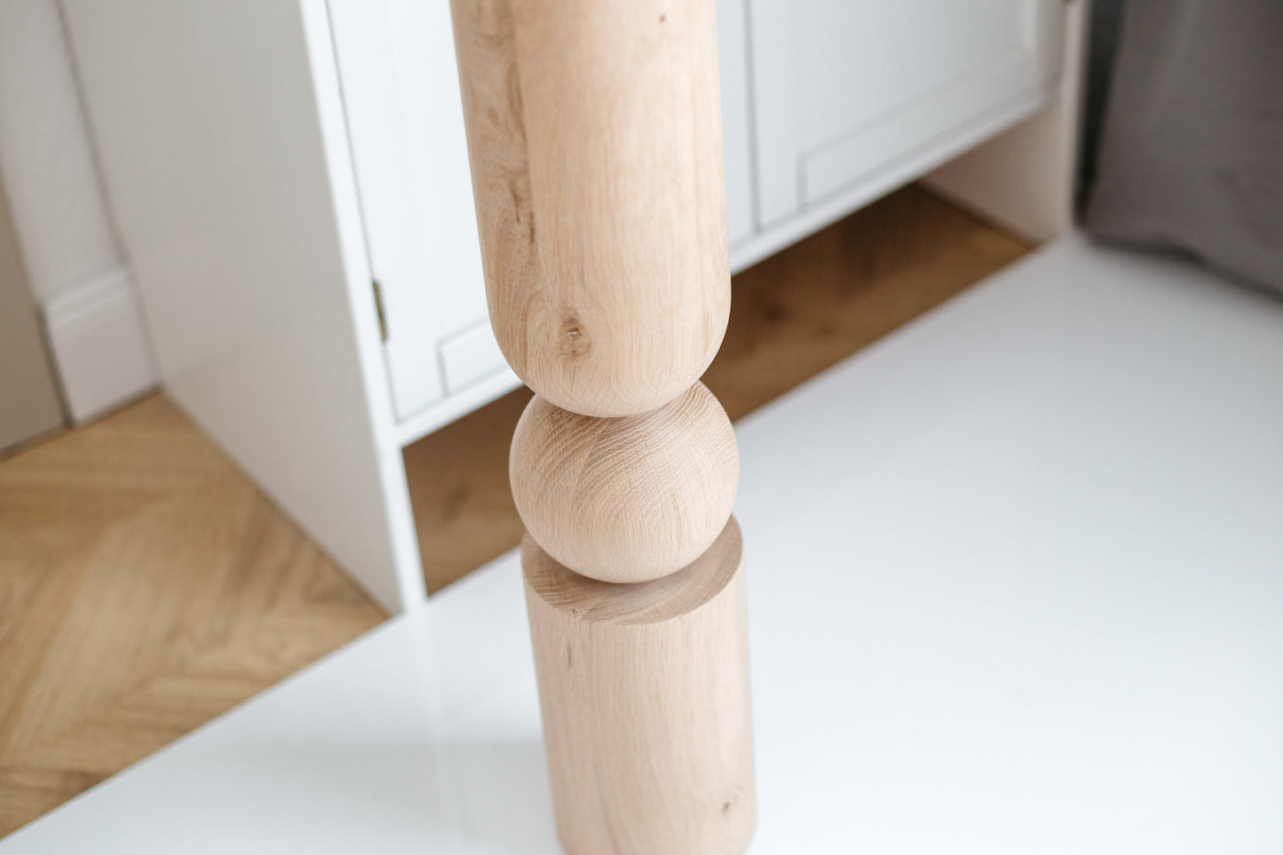 Wooden Table & Bar Leg with Center Sphere Detail – Lathe-Turned Design, H690 mm