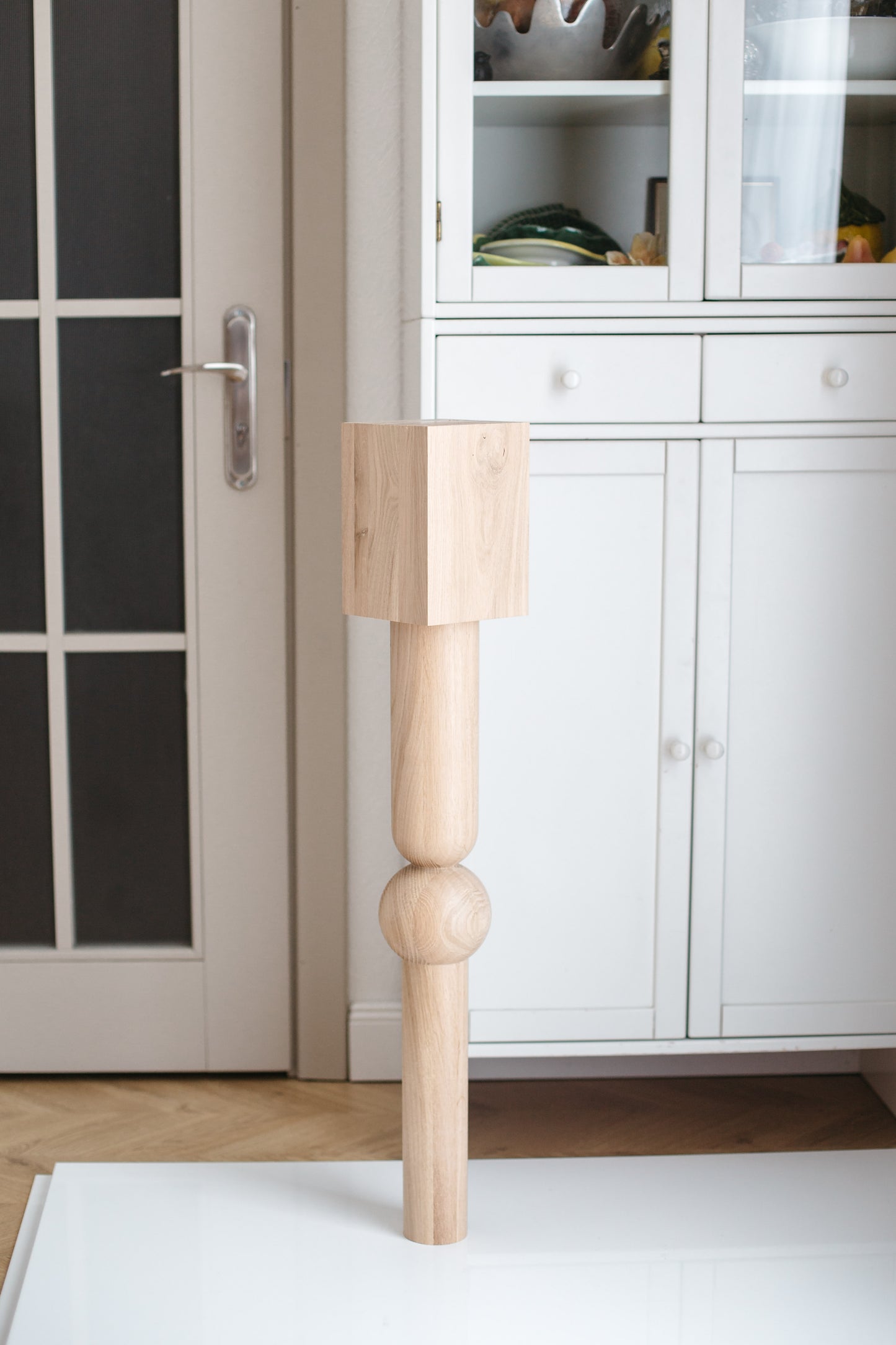 Holztisch & Barbein mit quadratischer Platte – gedrechseltes Design, H900 mm