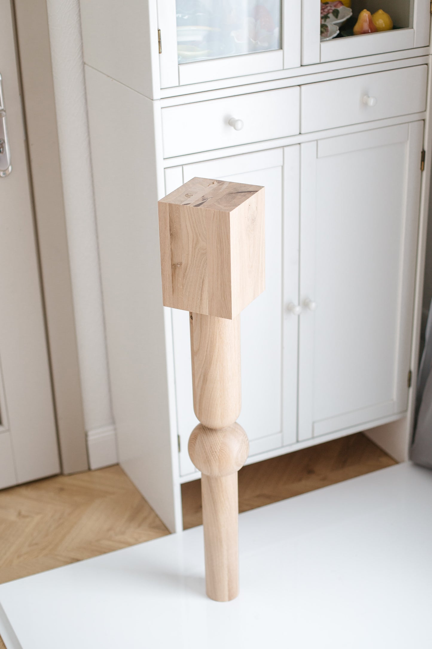 Holztisch & Barbein mit quadratischer Platte – gedrechseltes Design, H900 mm
