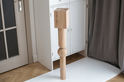 Holztisch & Barbein mit quadratischer Platte – gedrechseltes Design, H900 mm