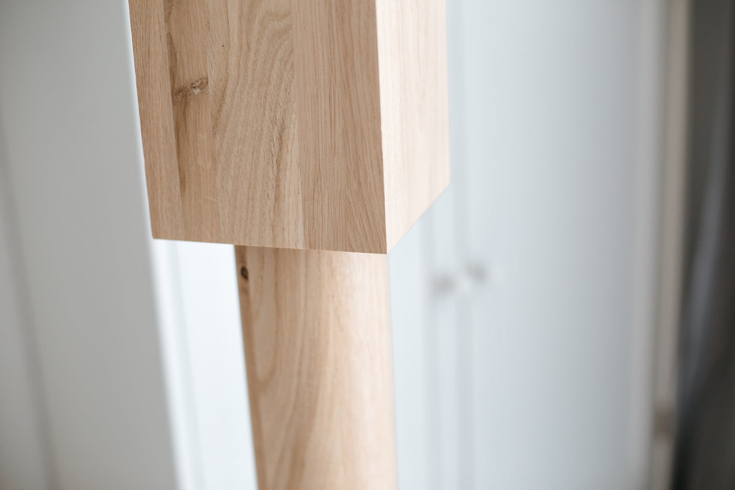 Holztisch & Barbein mit quadratischer Platte – gedrechseltes Design, H900 mm