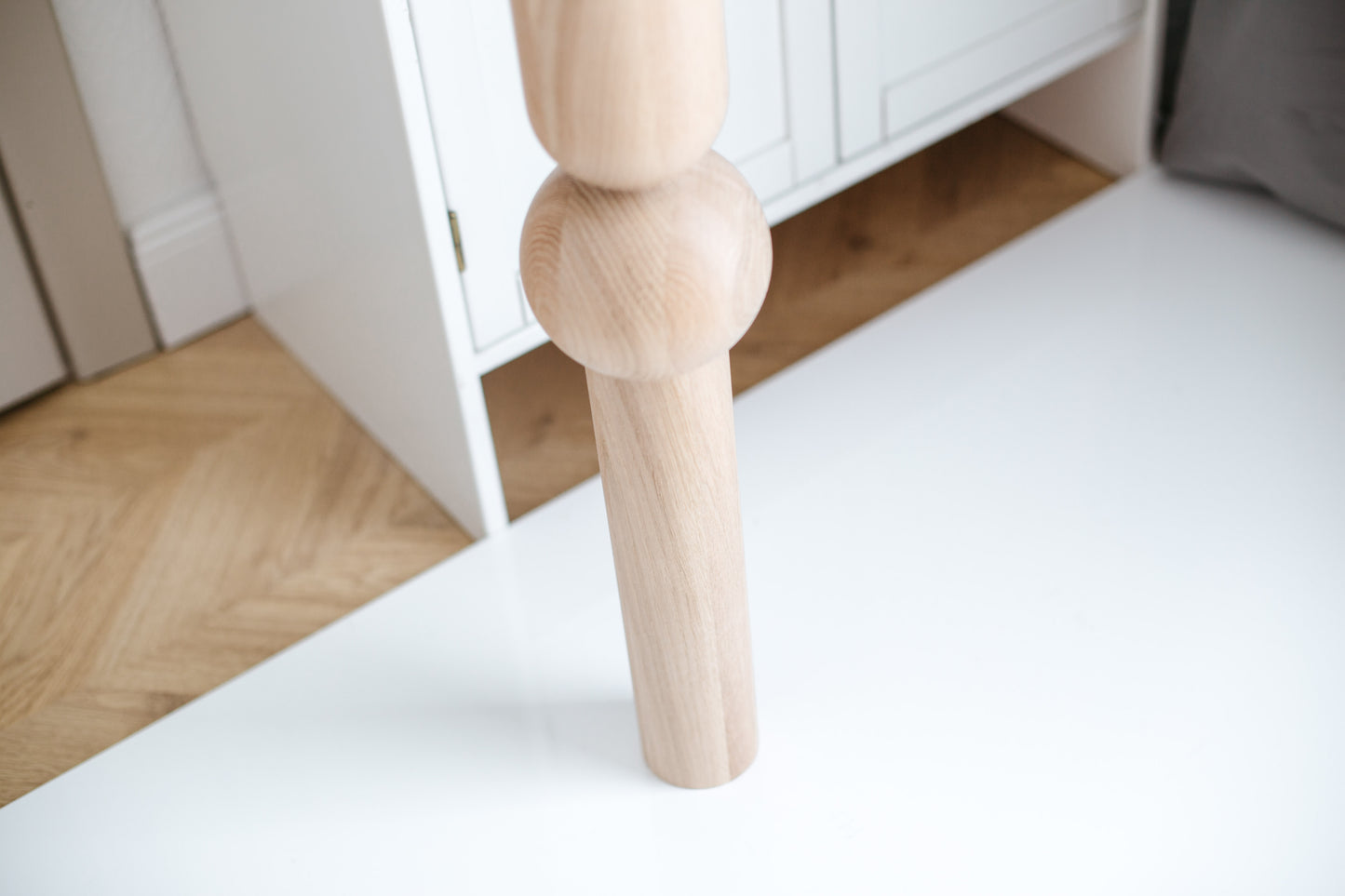 Holztisch & Barbein mit quadratischer Platte – gedrechseltes Design, H900 mm