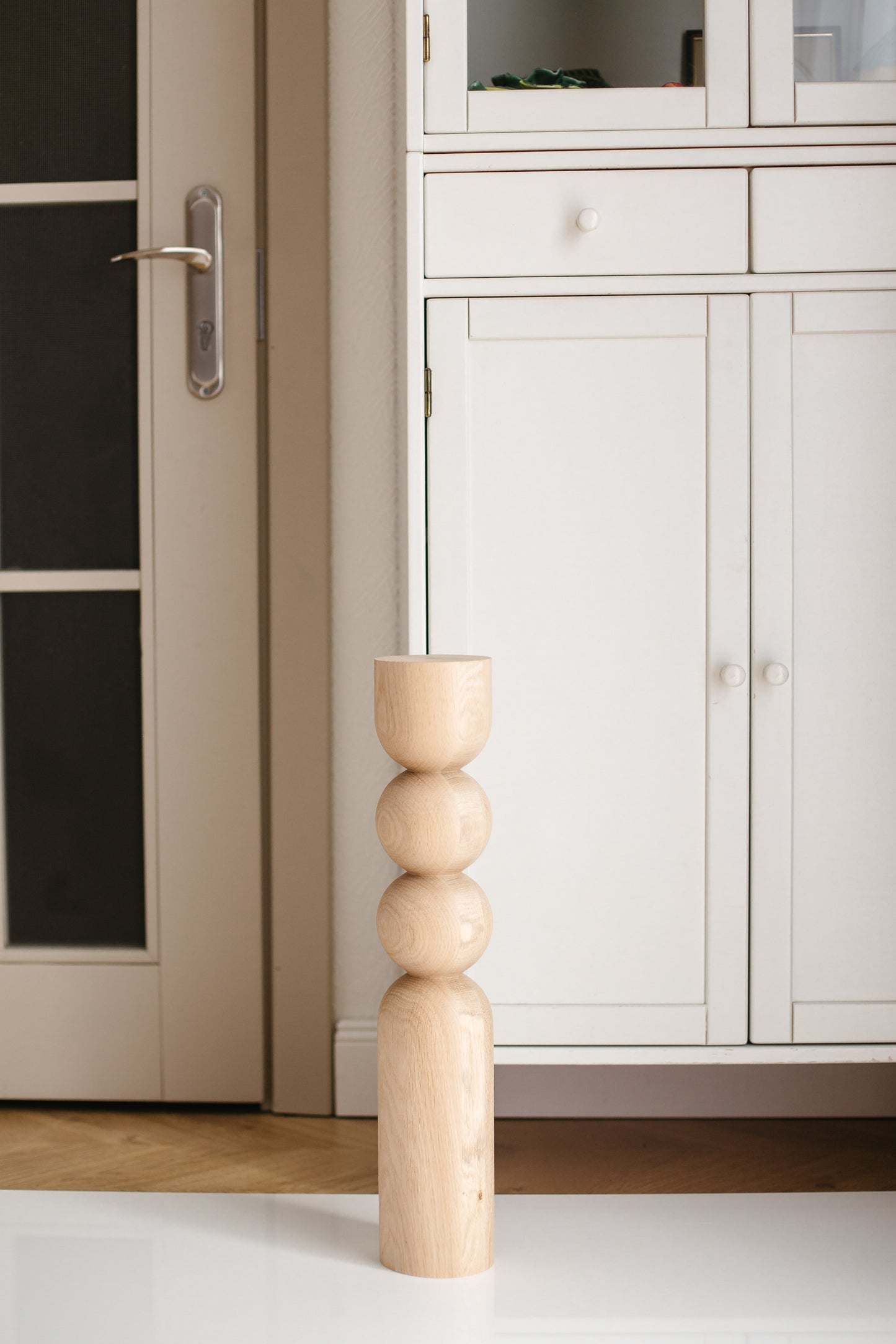 Kaffeetischbein aus Naturholz mit doppelkugeligem Detail – handgefertigtes Design, H540 mm