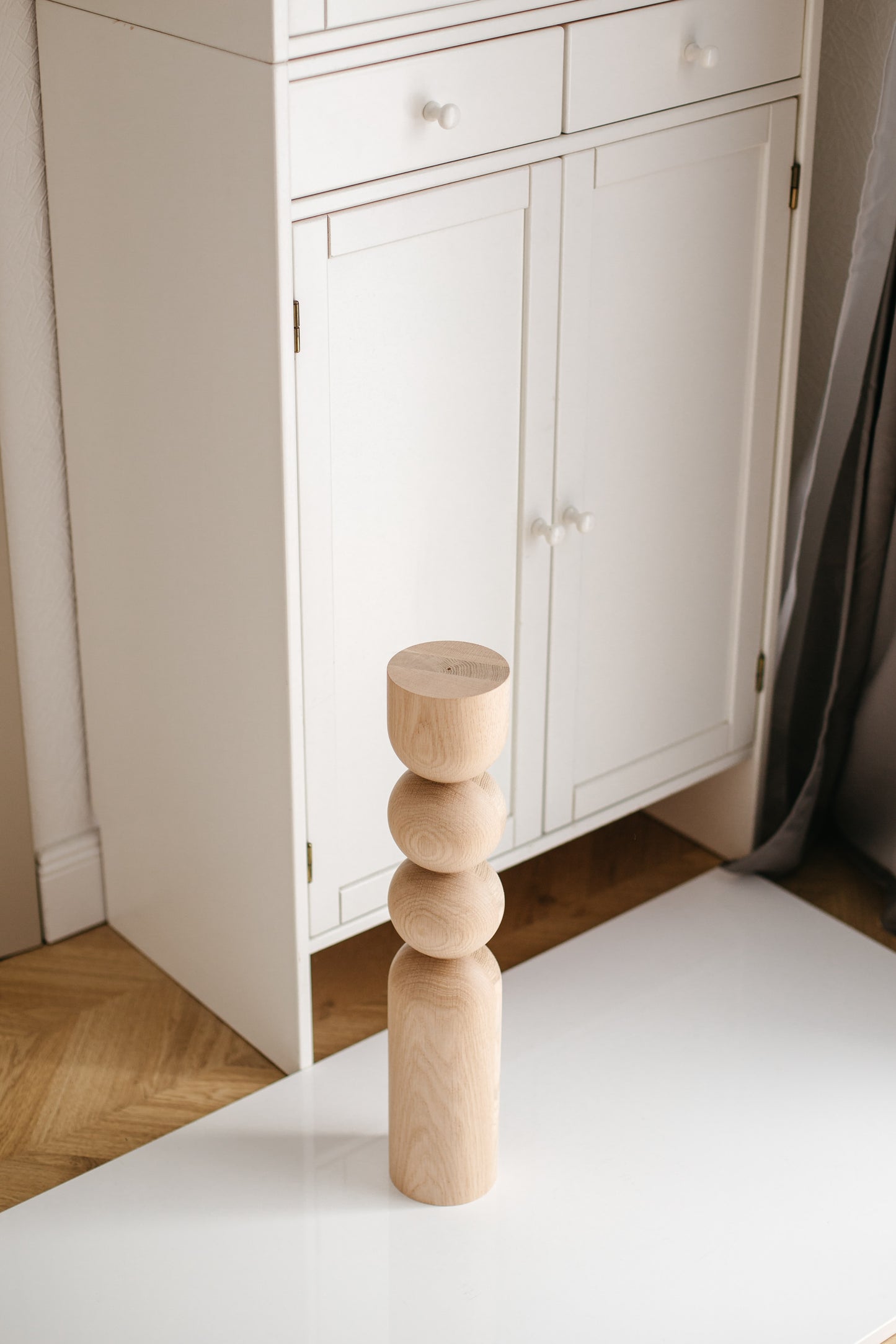 Kaffeetischbein aus Naturholz mit doppelkugeligem Detail – handgefertigtes Design, H540 mm