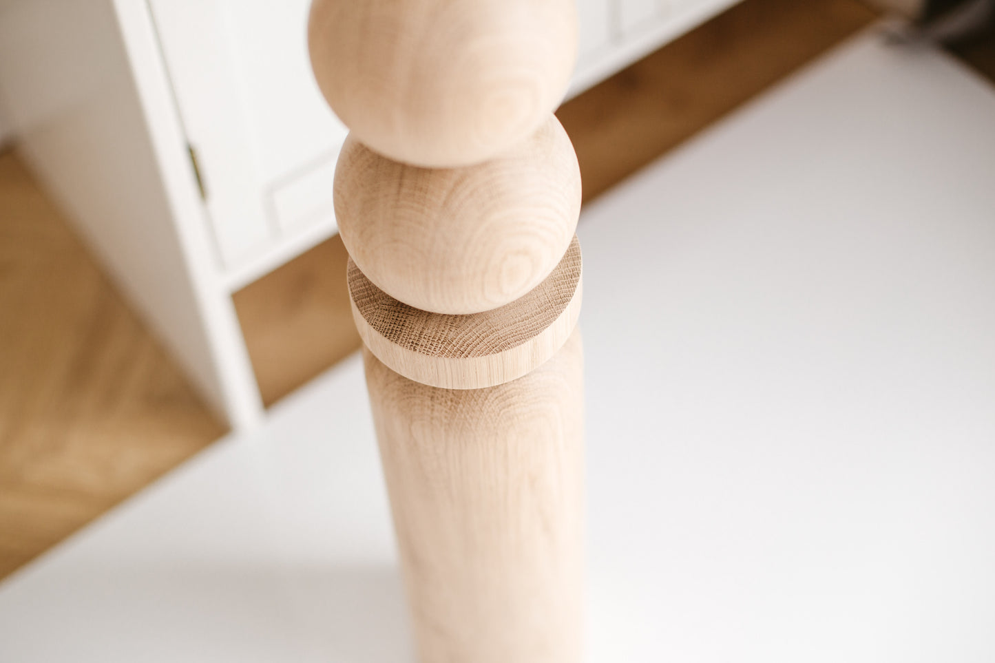 Kaffeetischbein aus Naturholz mit zwei oberen Kugeln – Handgefertigtes Design, H540 mm