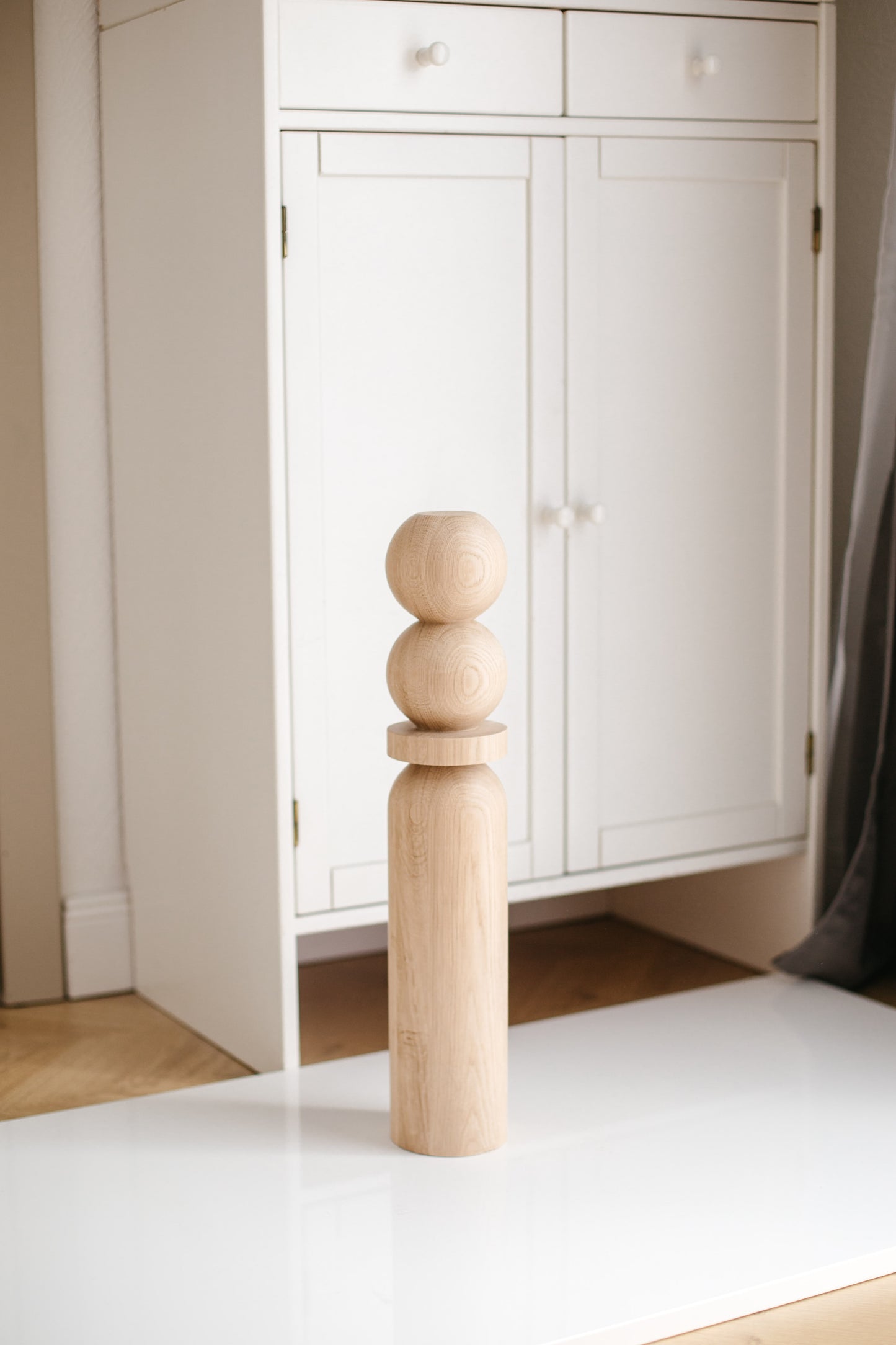 Kaffeetischbein aus Naturholz mit zwei oberen Kugeln – Handgefertigtes Design, H540 mm
