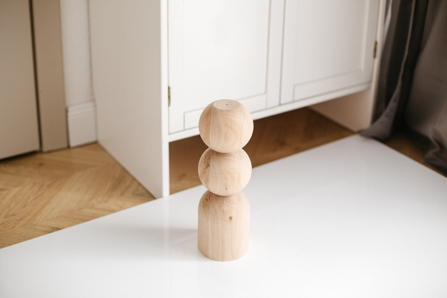 Möbelbeine aus Holz mit doppelten Kugeldetails – Handgefertigtes Design, H305 mm