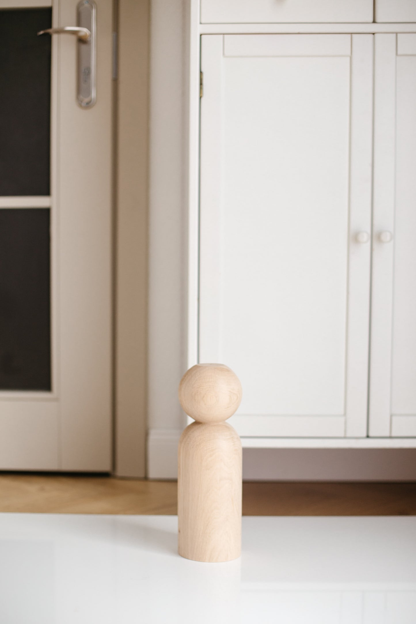 Möbelfüße aus Holz mit Kugelschmuck – Handgefertigtes Design, H305 mm