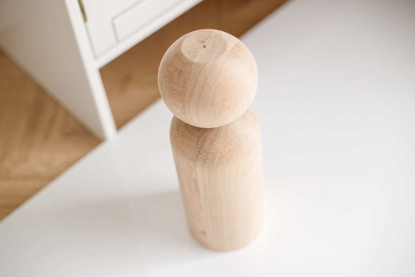 Möbelfüße aus Holz mit Kugelschmuck – Handgefertigtes Design, H305 mm
