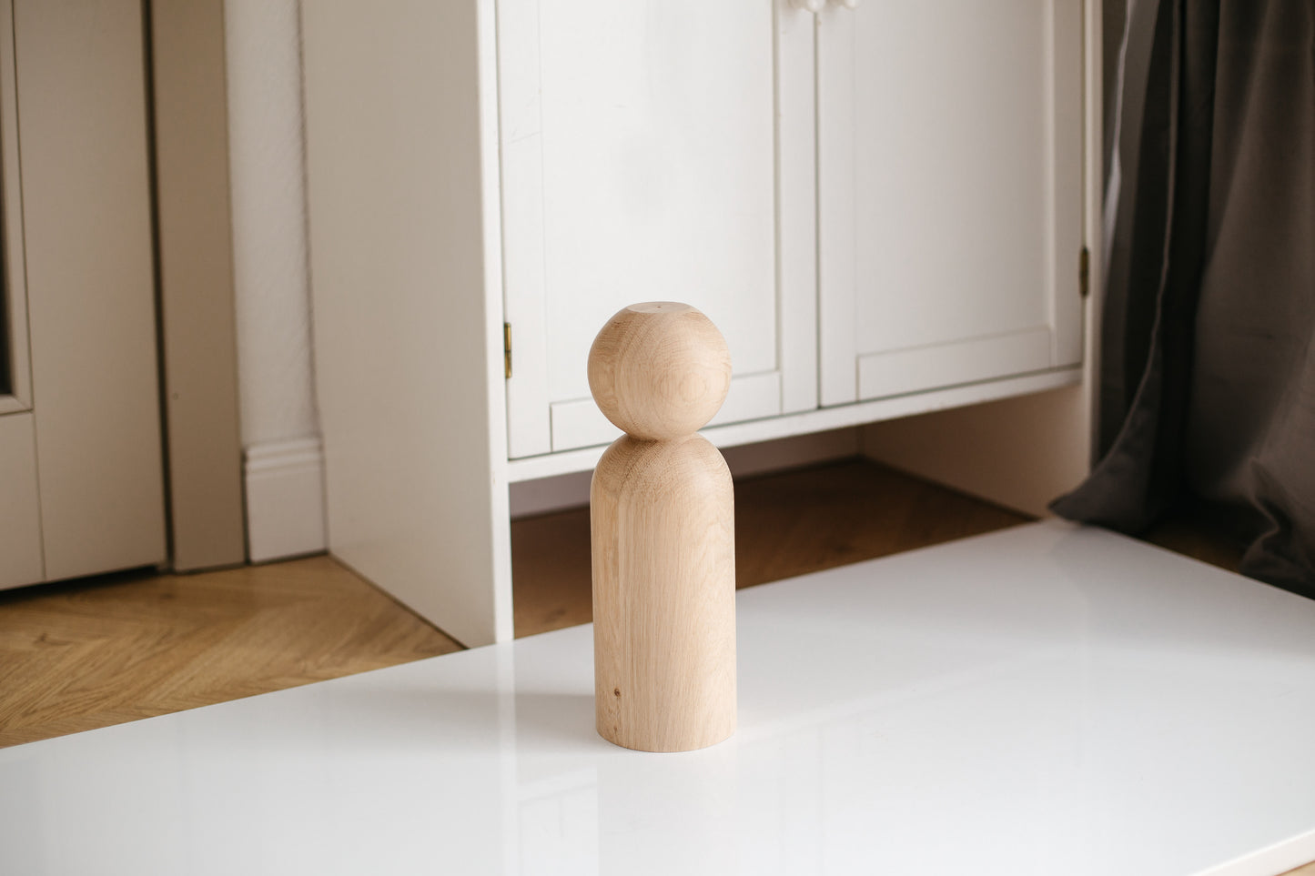 Möbelfüße aus Holz mit Kugelschmuck – Handgefertigtes Design, H305 mm