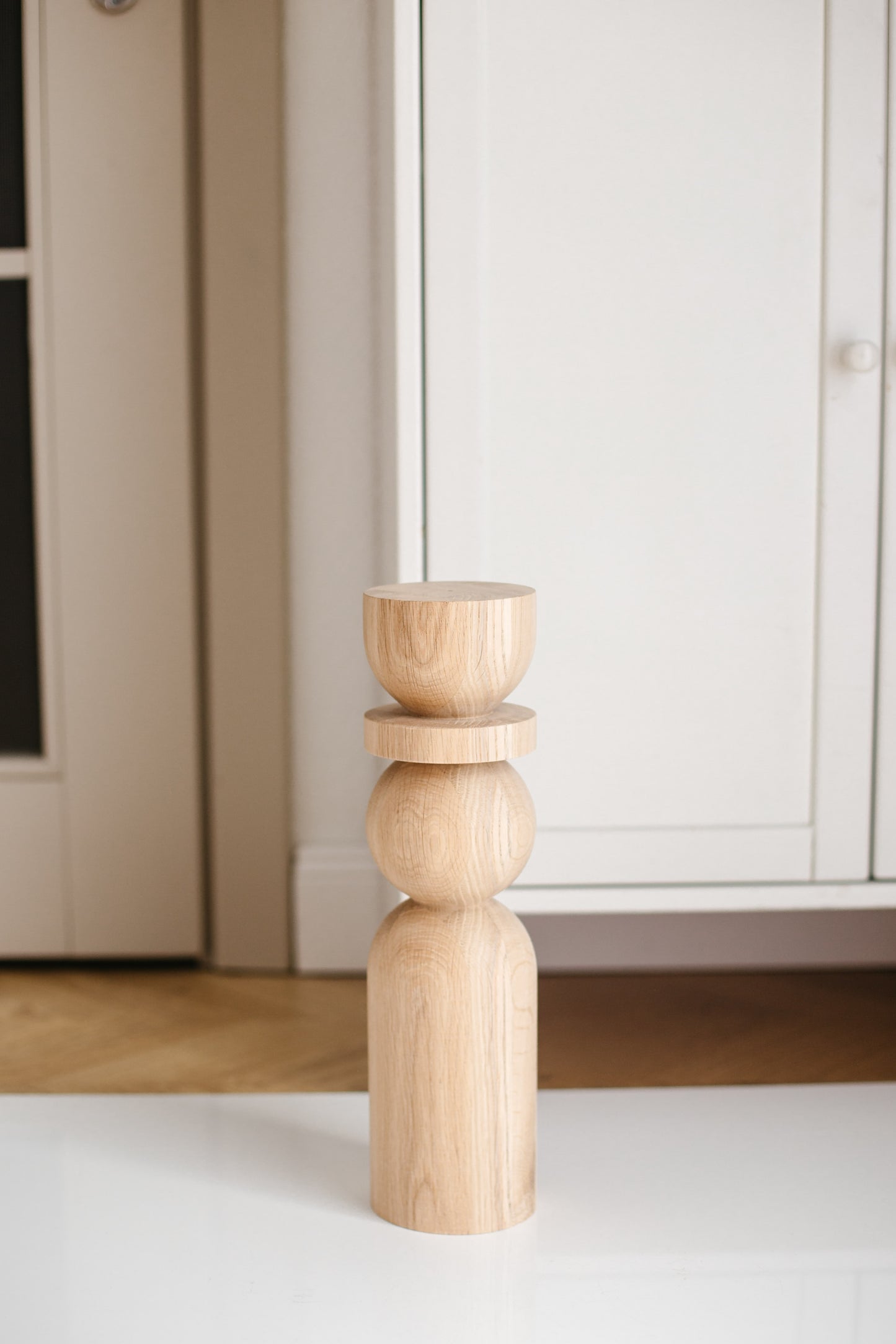 Couchtischbein aus Naturholz mit Kugeldetail – Handgefertigtes Design, H380 mm