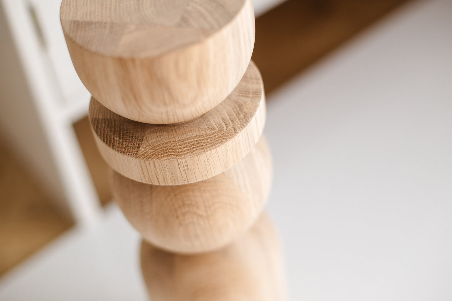 Couchtischbein aus Naturholz mit Kugeldetail – Handgefertigtes Design, H380 mm