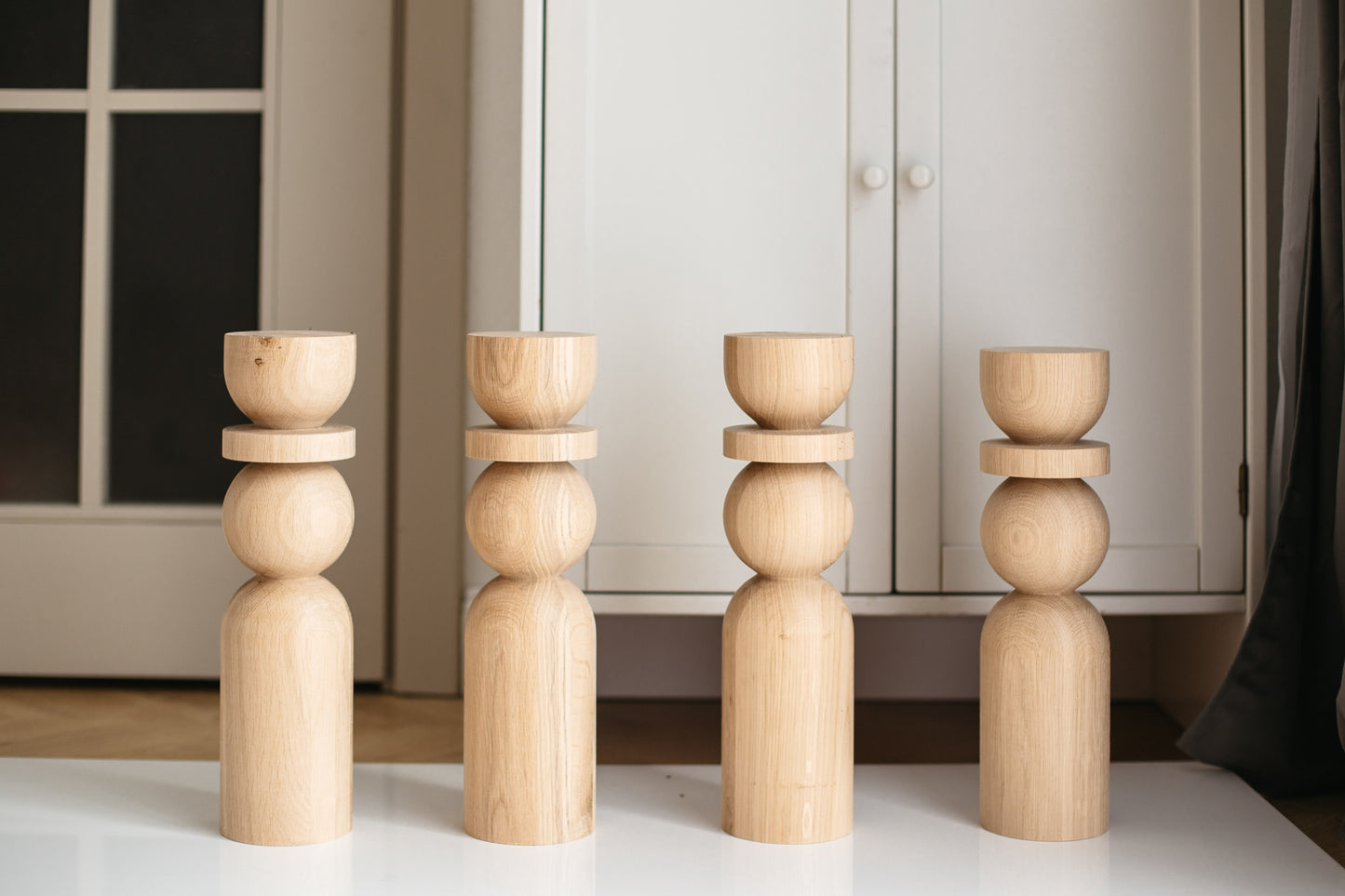 Couchtischbein aus Naturholz mit Kugeldetail – Handgefertigtes Design, H380 mm