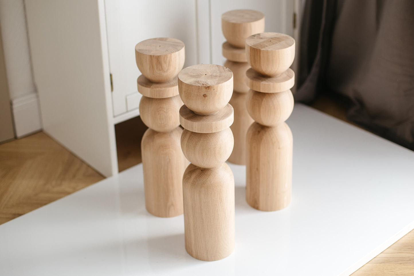 Couchtischbein aus Naturholz mit Kugeldetail – Handgefertigtes Design, H380 mm