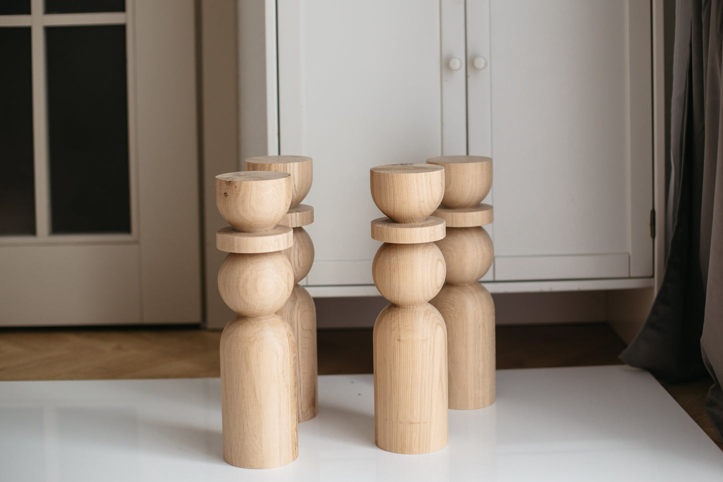 Couchtischbein aus Naturholz mit Kugeldetail – Handgefertigtes Design, H380 mm