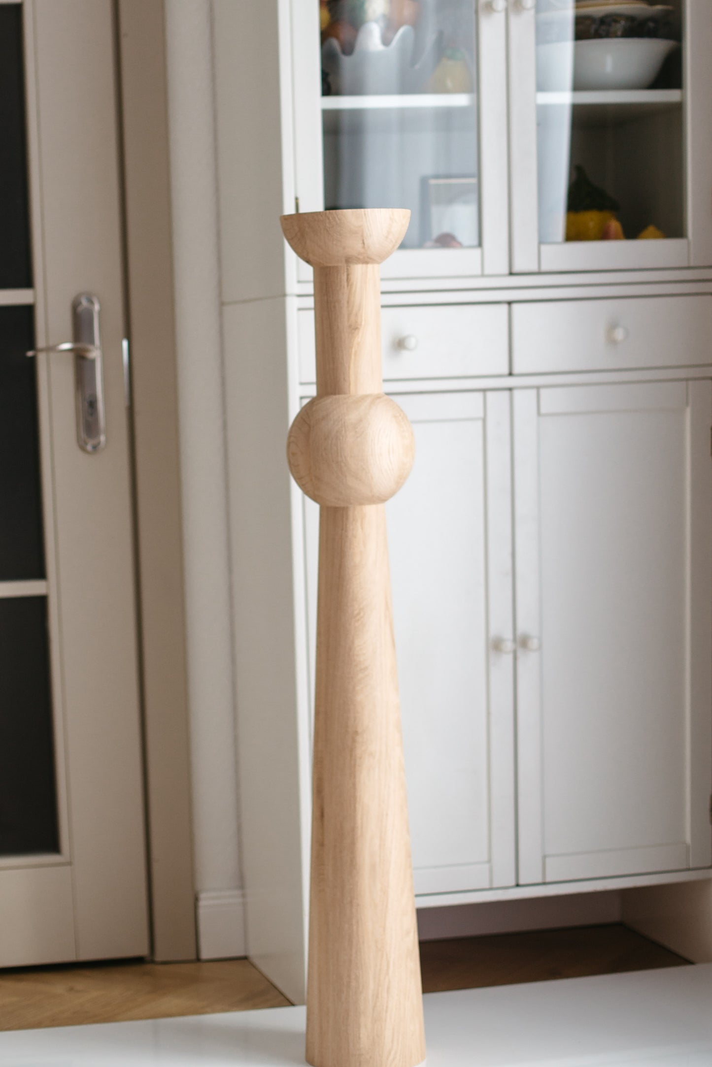 Hoher Holztisch & Barstützbein – Drechseldesign, H1100 mm