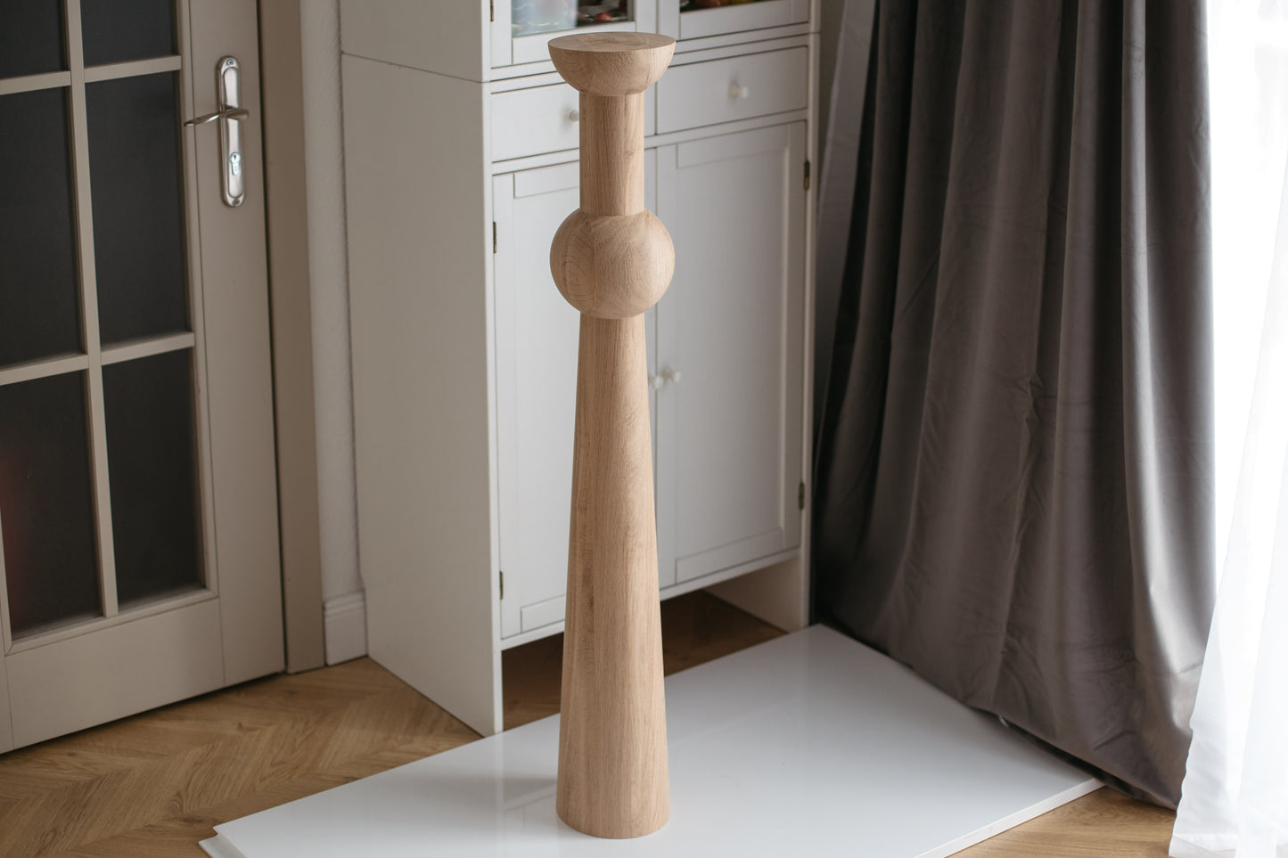 Hoher Holztisch & Barstützbein – Drechseldesign, H1100 mm
