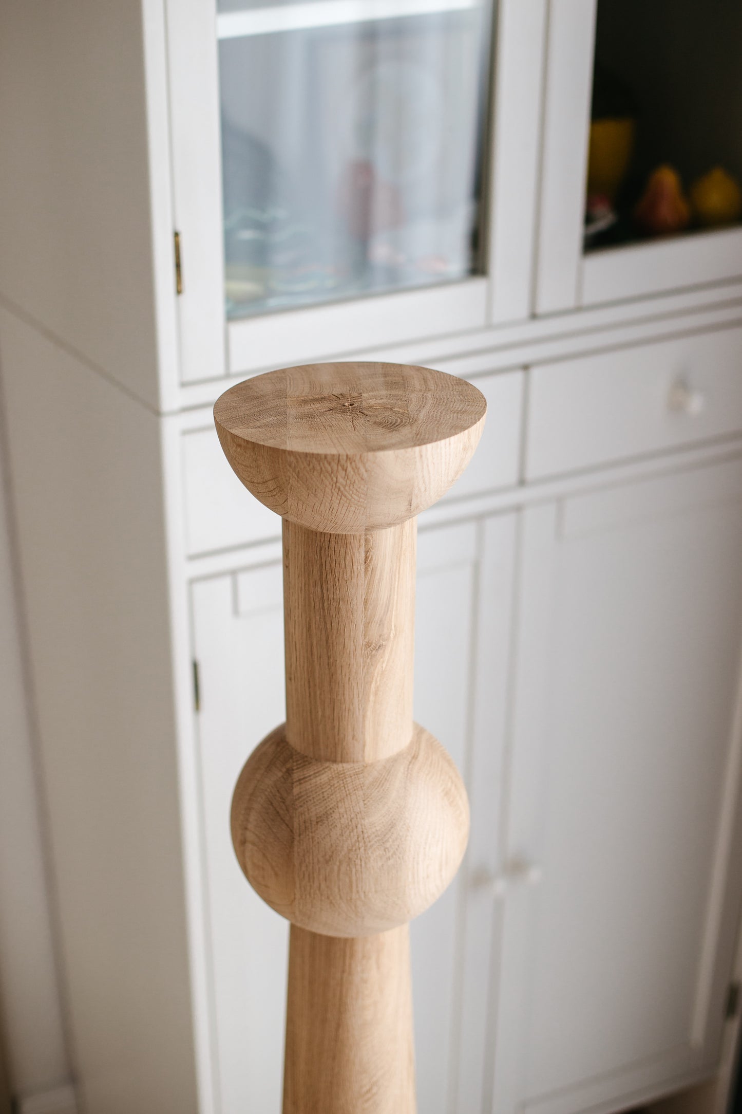 Hoher Holztisch & Barstützbein – Drechseldesign, H1100 mm