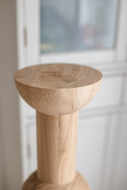 Hoher Holztisch & Barstützbein – Drechseldesign, H1100 mm