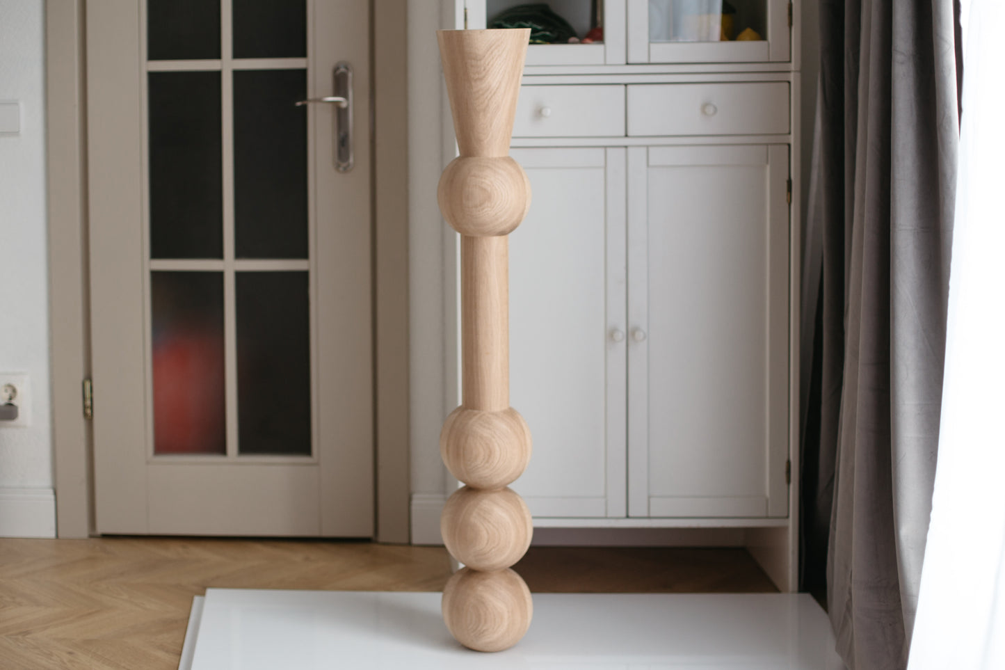 Hoher Holztisch & Barbein – Handgemachte Möbelstütze, H1100 mm