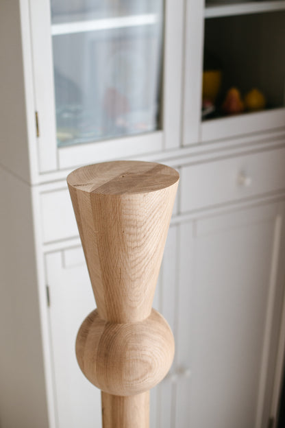 Hoher Holztisch & Barbein – Handgemachte Möbelstütze, H1100 mm