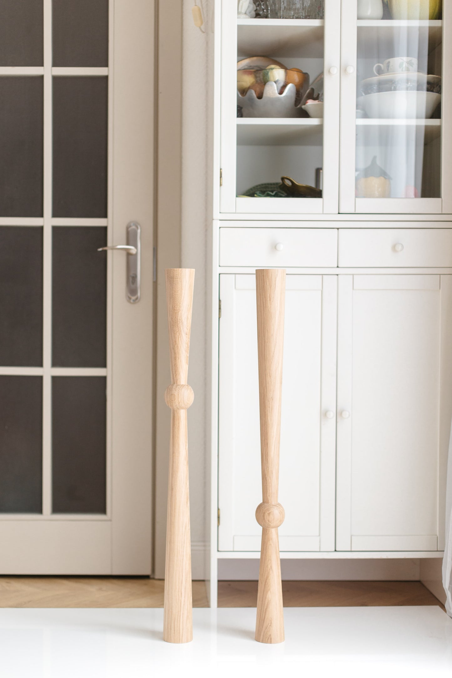 Holztisch- & Bartischbein mit Mittelkugel – Massive Eiche, handgefertigt, 2er-Set, H870 mm