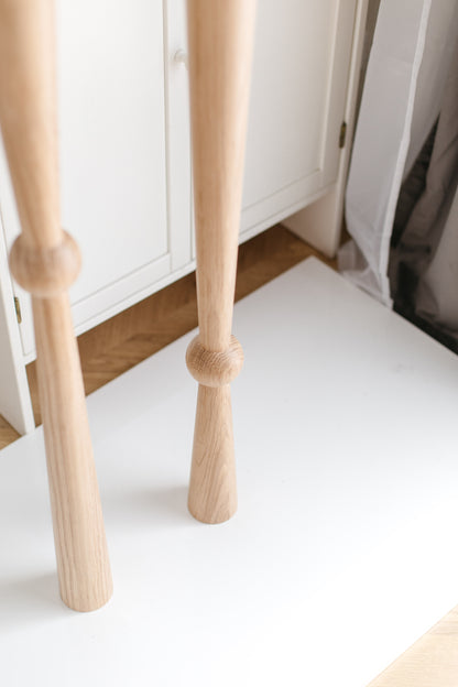Holztisch- & Bartischbein mit Mittelkugel – Massive Eiche, handgefertigt, 2er-Set, H870 mm