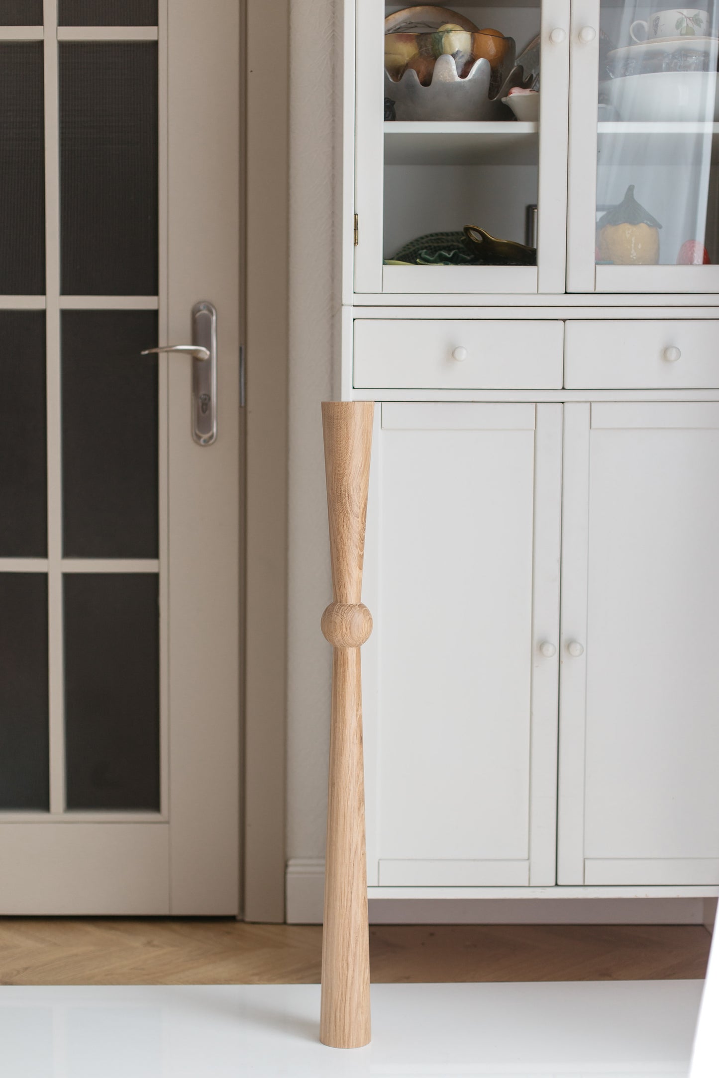 Holztisch- & Bartischbein mit zentralem Kugeldetail – Drechseldesign, H870 mm