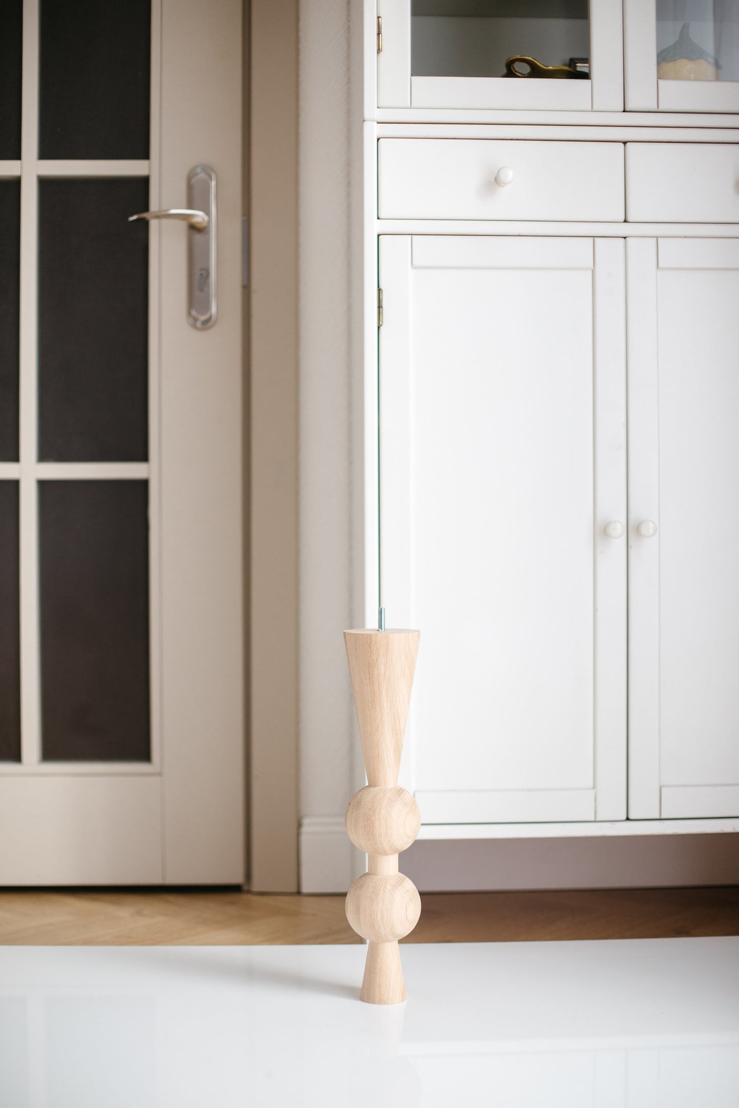 Tischbein aus Naturholz mit zwei oberen Kugeln – handgefertigtes Design, H400 mm
