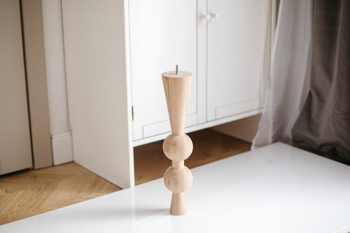 Tischbein aus Naturholz mit zwei oberen Kugeln – handgefertigtes Design, H400 mm