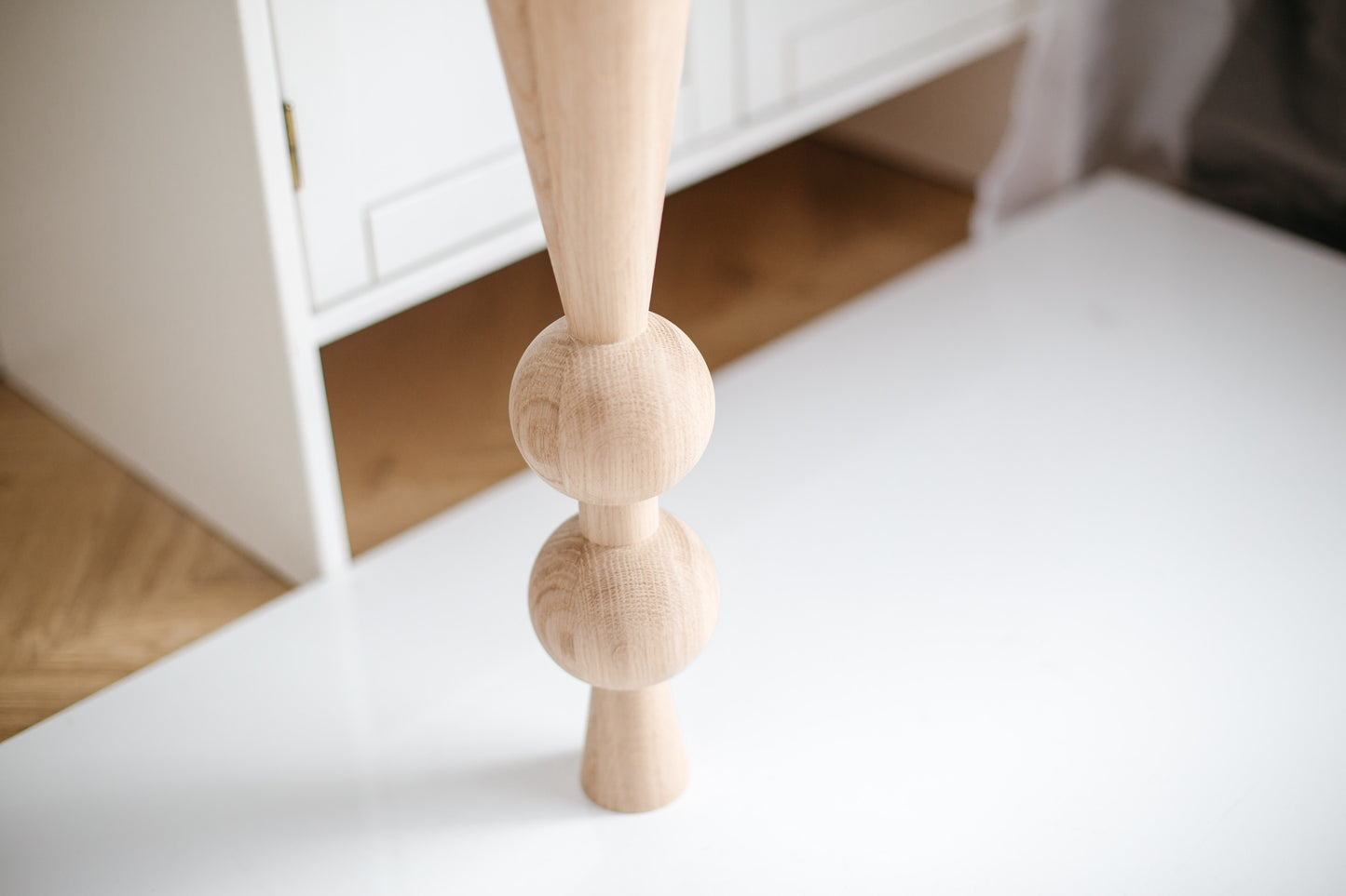 Tischbein aus Naturholz mit zwei oberen Kugeln – handgefertigtes Design, H400 mm