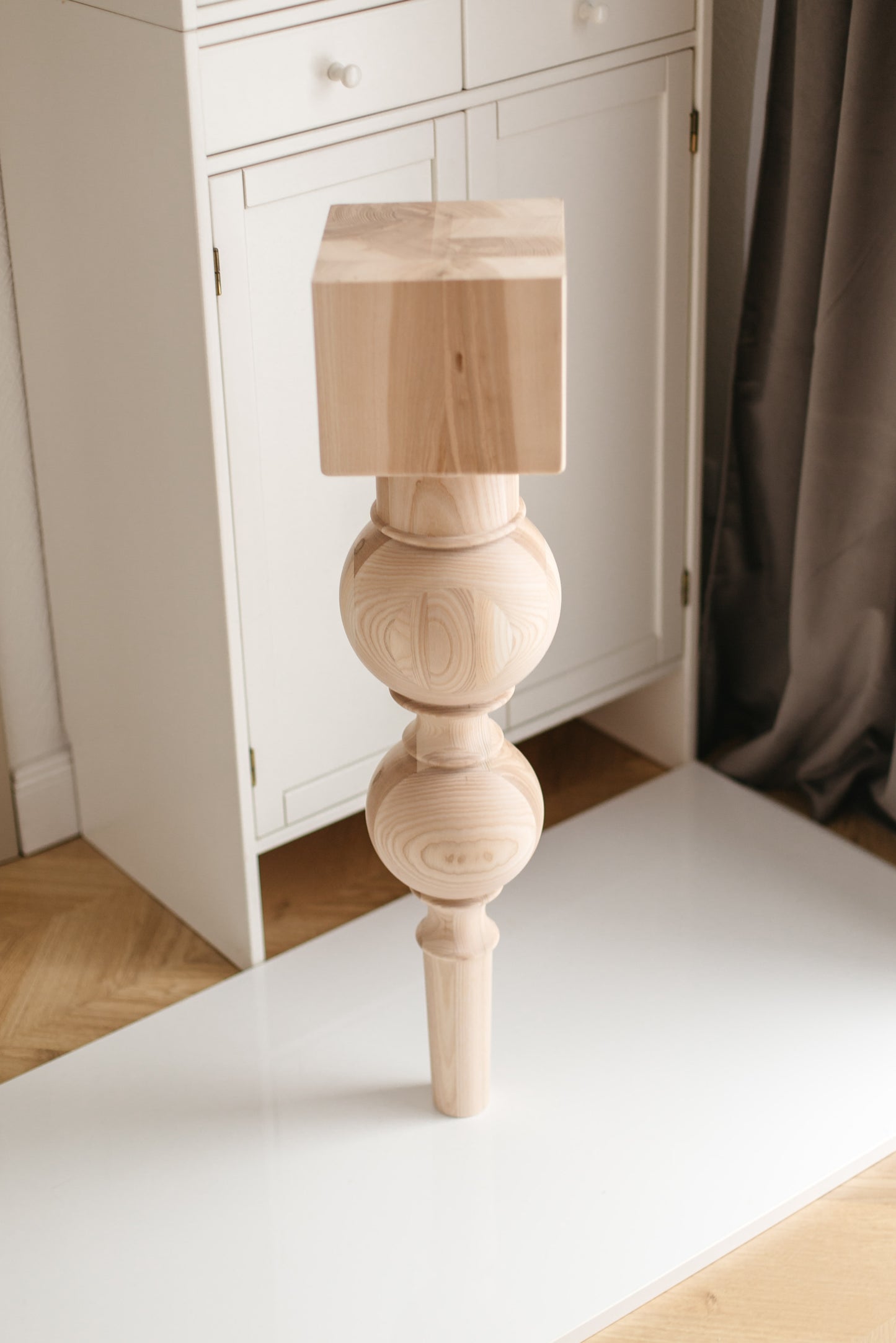 Holz-Frühstücksbar- & Tischstützbein – handgemachtes Möbelgestell, H890 mm