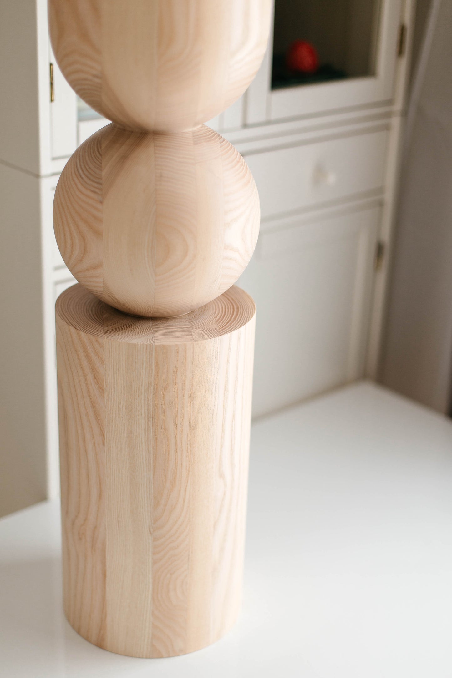 Tisch- und Kücheninselbein aus Holz mit zentraler Kugel – handgefertigtes Design, H902 mm