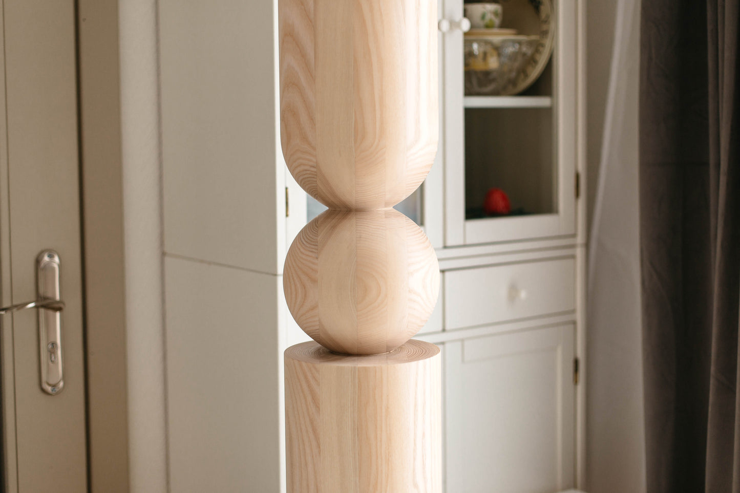 Tisch- und Kücheninselbein aus Holz mit zentraler Kugel – handgefertigtes Design, H902 mm