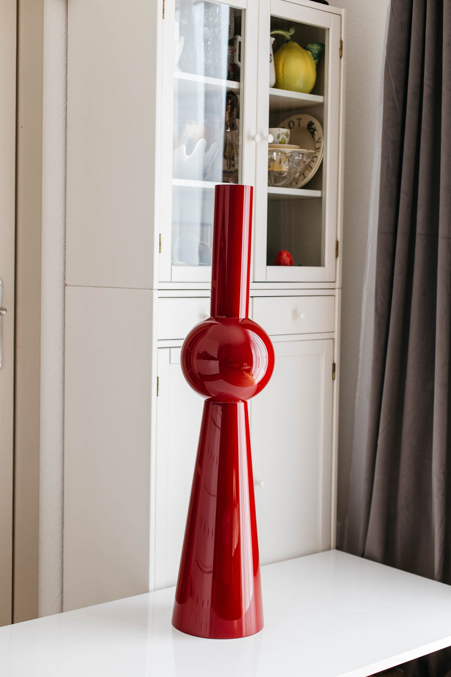 Burgunderglänzender Beinfuß aus Birkenholz für Kücheninseln – Pantone Syrah, H943 mm